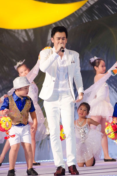 Biểu diễn trong chương trình còn có ca sĩ Dương Triệu Vũ...