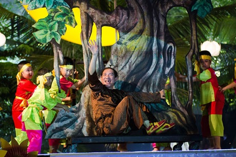 Tú Anh xinh đẹp hóa thân nàng Hằng Nga trên sân khấu