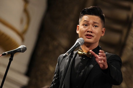 Phần trình diễn của nam ca sĩ khác cũng được khán giả cổ vũ nhiệt liệt là ca sĩ Đức Tuấn.