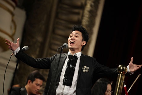 Mỹ Linh xúc động hát “Tóc gió thôi bay”