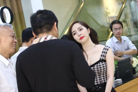 Giây phút hội ngộ bất ngờ của cặp đôi Minh Tiệp- Quỳnh Nga - 3 Chàng King Kong cũng hứng thú với buổi ra mắt các sản phẩm TOTO