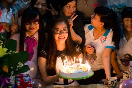 Diễn viên Hải Anh, chủ thương hiệu thời trang nhiệt tình tư vấn cho người em thân thiết