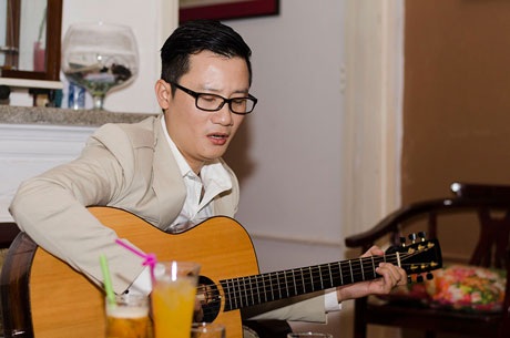 Hoàng Bách ra mắt album theo phong cách Nhật Bản - 2 Anh đàn và hát một ca khúc trong album tại buổi ra mắt mới đây tại Hà Nội