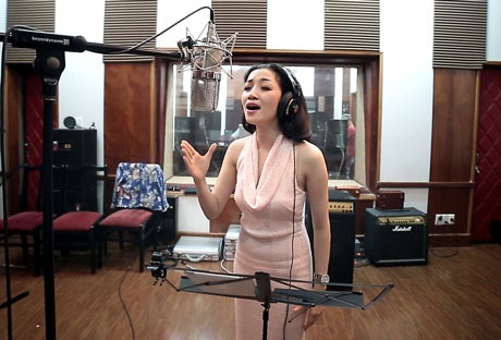 Phạm Thu Hà “bén duyên” Đức Trí - 1 Phạm Thu Hà cùng nhạc sĩ Đức Trí thu âm cùng dàn nhạc