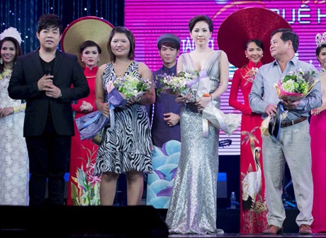 Thu Hoài chăm chú xem liveshow