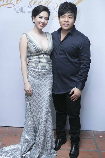 Quang Lê chụp ảnh với người chị thân thiết và cũng là nhà tài trợ chính thức của chương trình