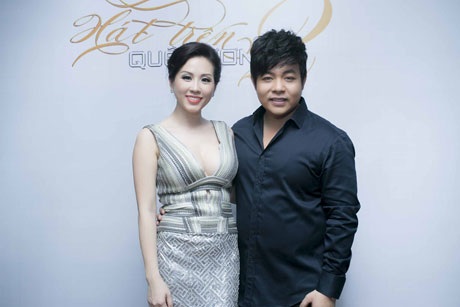 Quang Lê chụp ảnh với người chị thân thiết và cũng là nhà tài trợ chính thức của chương trình