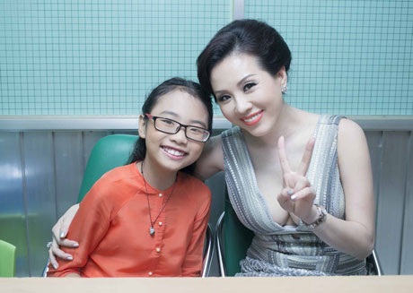 Hai cô cháu cũng đã có cuộc trò chuyện thú vị và tạo dáng rất “teen”