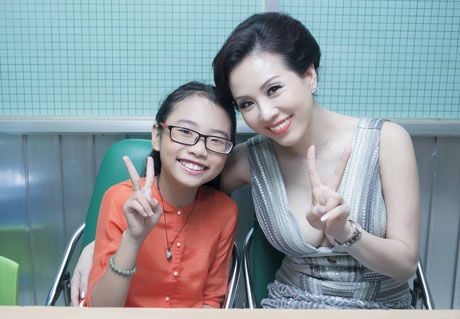 Hai cô cháu cũng đã có cuộc trò chuyện thú vị và tạo dáng rất “teen”