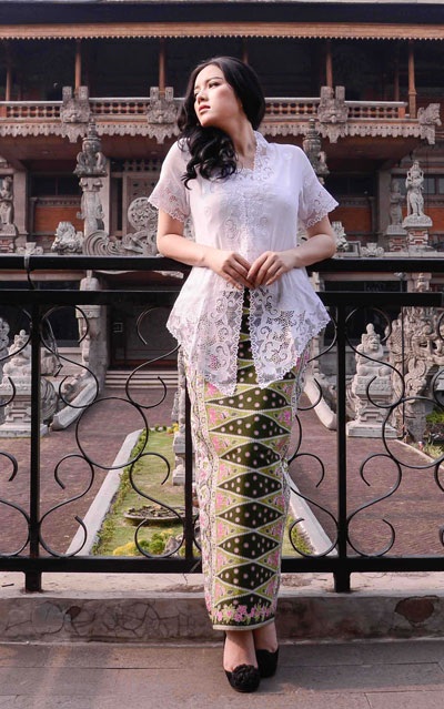 Lý Nhã Kỳ đẹp dịu dàng trong trang phục Batik của Indonesia - 1 Hà Thanh