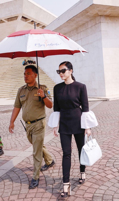 Lý Nhã Kỳ thăm bảo tàng lịch sử Indonesia