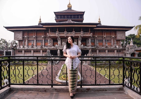 Lý Nhã Kỳ đẹp dịu dàng trong trang phục Batik của Indonesia - 2 Hà Thanh
