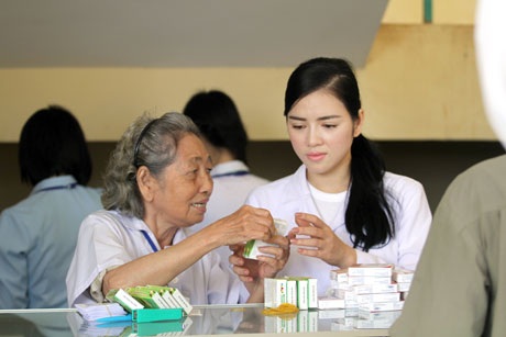 Lý Nhã Kỳ tham gia khám chữa bệnh cho 500 bệnh nhân kém may mắn - 2 Lý Nhã Kỳ tham gia khám chữa bệnh cho 500 bệnh nhân kém may mắn