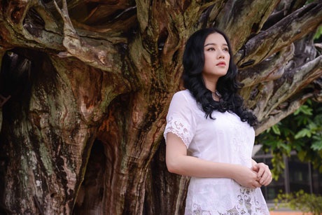 Lý Nhã Kỳ đẹp dịu dàng trong trang phục Batik của Indonesia - 3 Hà Thanh