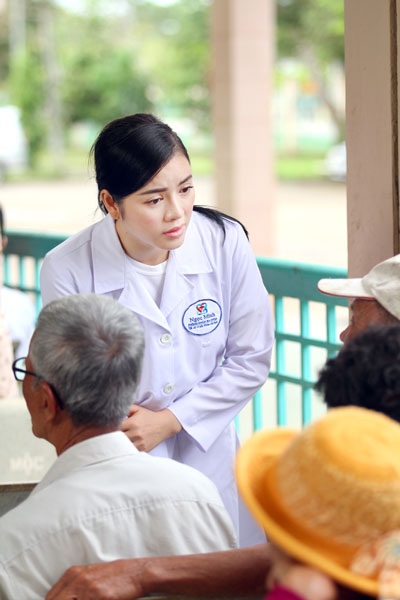 Lý Nhã Kỳ tham gia khám chữa bệnh cho 500 bệnh nhân kém may mắn - 3 Cựu Đại sứ Du lịch ân cần hỏi han bệnh tình, hoàn cảnh của những bệnh nhân lớn tuổi