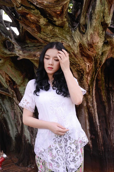 Lý Nhã Kỳ đẹp dịu dàng trong trang phục Batik của Indonesia - 4 Hà Thanh