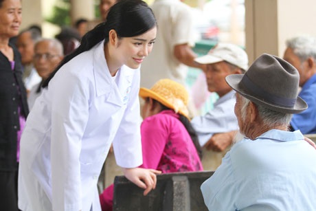 Lý Nhã Kỳ tham gia khám chữa bệnh cho 500 bệnh nhân kém may mắn - 4 Cựu Đại sứ Du lịch ân cần hỏi han bệnh tình, hoàn cảnh của những bệnh nhân lớn tuổi