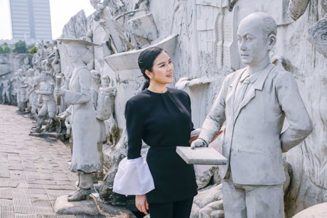 Người đẹp chụp ảnh kỷ niệm bên bức tượng lịch sử