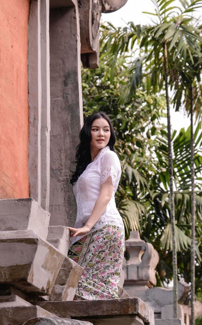 Lý Nhã Kỳ đẹp dịu dàng trong trang phục Batik của Indonesia - 6 Hà Thanh