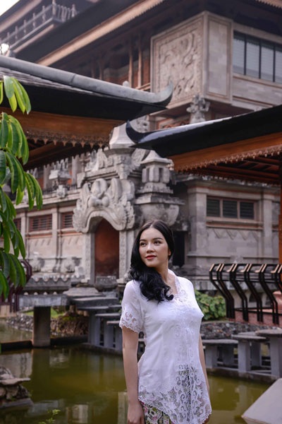 Lý Nhã Kỳ đẹp dịu dàng trong trang phục Batik của Indonesia - 7 Hà Thanh