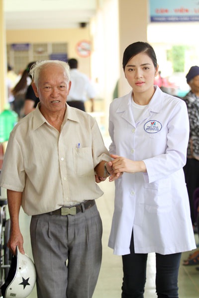 Lý Nhã Kỳ tham gia khám chữa bệnh cho 500 bệnh nhân kém may mắn - 8 Cựu Đại sứ Du lịch ân cần hỏi han bệnh tình, hoàn cảnh của những bệnh nhân lớn tuổi