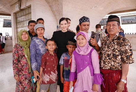 Cô cũng thân thiện chụp ảnh cùng người dân nơi đây