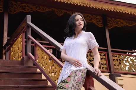 Lý Nhã Kỳ đẹp dịu dàng trong trang phục Batik của Indonesia - 8 Hà Thanh