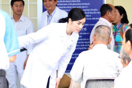 Lý Nhã Kỳ tham gia khám chữa bệnh cho 500 bệnh nhân kém may mắn - 9 Cựu Đại sứ Du lịch ân cần hỏi han bệnh tình, hoàn cảnh của những bệnh nhân lớn tuổi