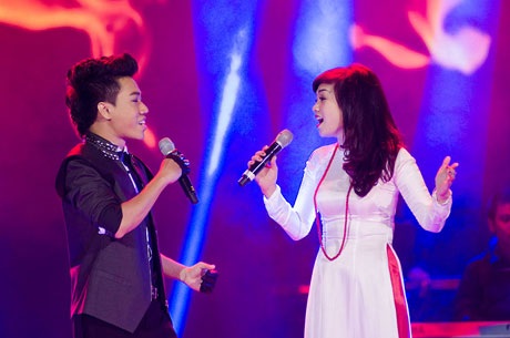 Khoảnh khắc nũng nịu đầy tình cảm của Tony và mẹ