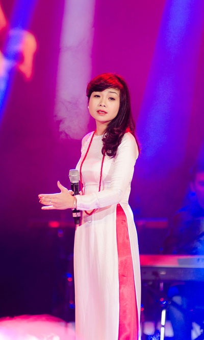 Khoảnh khắc nũng nịu đầy tình cảm của Tony và mẹ