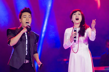 Khoảnh khắc nũng nịu đầy tình cảm của Tony và mẹ