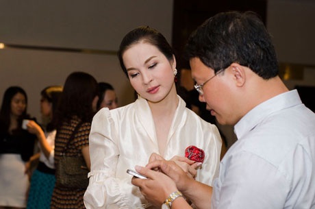 Hoa hậu Bảo Ngọc xuất hiện với trang phục vừa kín đáo vừa gợi cảm