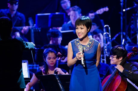 Ấn tượng Uyên Linh hát nhạc giao hưởng - 3 Uyên Linh nhận nhiều tán thưởng khi trình diễn cùng dàn nhạc giao hưởng