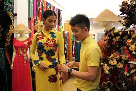 Trương Thị May trong một buổi thử dáng áo với NTK Thuận Việt