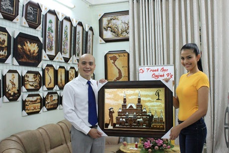 Trương Thị May trong một buổi thử dáng áo với NTK Thuận Việt