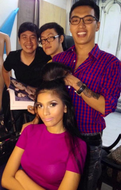 Với ekip : stylist Đăng Tuấn , Nhiếp ảnh Quang Khuê , chuyên gia trang điểm Đạt Lê