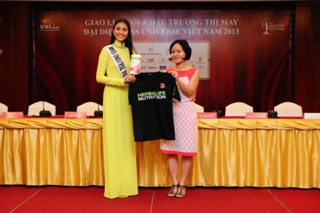 Trương Thị May nhận bộ sản phẩm do Herbalife Việt Nam tặng