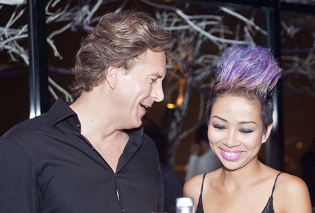 Ngoài lúc biểu diễn, Thảo Trang tình tứ bên bạn trai người ngoại quốc