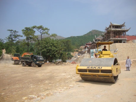 Công tác chuẩn bị cho Hội Hoa Cúc tại chùa Ba Vàng