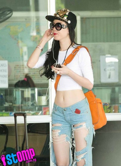 Vũ Hoàng Điệp kinh ngạc khi lên báo nước ngoài với “chiếc quần gây sốc” - 1 Loạt ảnh thời trang táo bạo tại sân bay của Vũ Hoàng Điệp lên báo nước ngoài