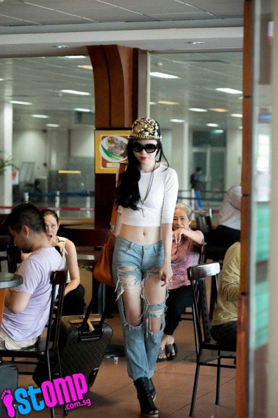 Vũ Hoàng Điệp kinh ngạc khi lên báo nước ngoài với “chiếc quần gây sốc” - 2 Loạt ảnh thời trang táo bạo tại sân bay của Vũ Hoàng Điệp lên báo nước ngoài