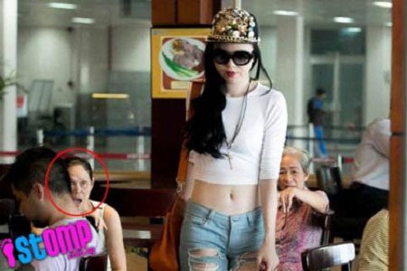 Vũ Hoàng Điệp kinh ngạc khi lên báo nước ngoài với “chiếc quần gây sốc” - 3 Loạt ảnh thời trang táo bạo tại sân bay của Vũ Hoàng Điệp lên báo nước ngoài