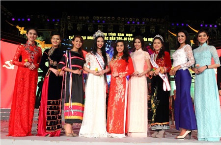 Hoa hậu các Dân tộc Việt Nam trình diễn trang phục dân tộc - 2 Chủ tịch nước Trương Tấn Sang phát biểu tại chương trình khai mạc