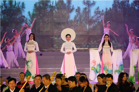 Hoa hậu các Dân tộc Việt Nam trình diễn trang phục dân tộc - 6 Người đẹp các dân tộc trình diễn áo dài