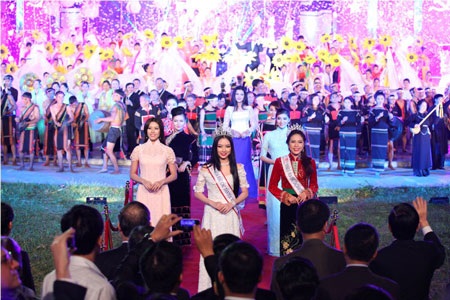 Hoa hậu các Dân tộc Việt Nam trình diễn trang phục dân tộc - 8 Người đẹp các dân tộc trình diễn áo dài