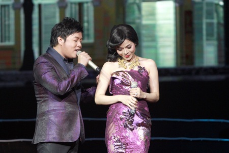 Lệ Quyên tình tứ với Quang Lê