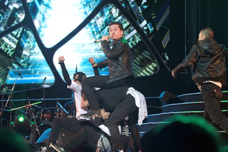 Với phần nhạc trẻ mới, Lệ Quyên- Tuấn Hưng sôi động với hàng loạt ca khúc: