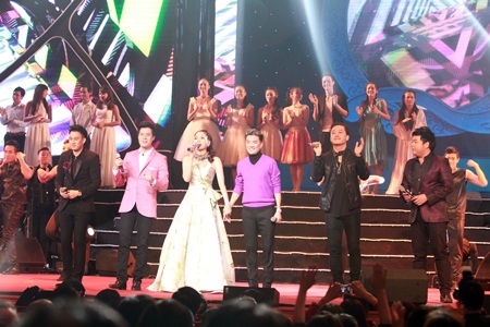 Lệ Quyên khép lại chương trình với màn trình diễn Hãy trả lời em cùng các nam ca sỹ khách mời