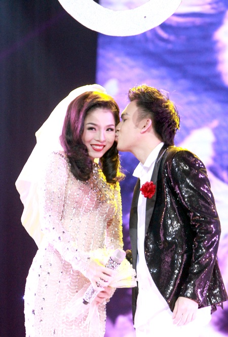 Mở màn liveshow là hàng loạt ca khúc nhạc trẻ được Lệ Quyên thể hiện như: