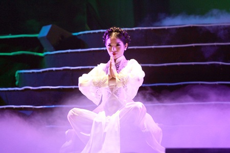 Mở màn liveshow là hàng loạt ca khúc nhạc trẻ được Lệ Quyên thể hiện như: